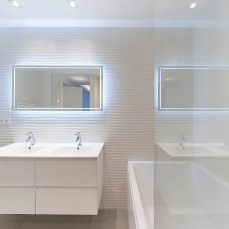 Very 2 Bedroom In The Center Of Completely Renovated *