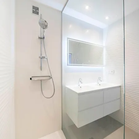Very 2 Bedroom In The Center Of Completely Renovated
