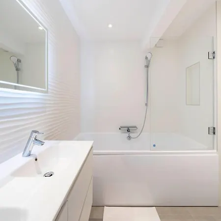 Very 2 Bedroom In The Center Of Completely Renovated Holiday home *