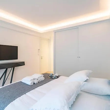 Very 2 Bedroom In The Center Of Completely Renovated